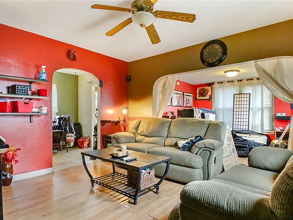 3rd image of 907 Birch Street