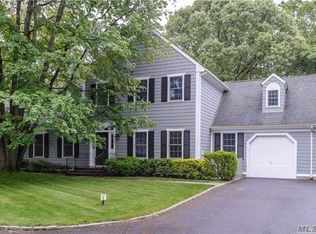 8 Overlook Rd, Glen Cove, NY 11542