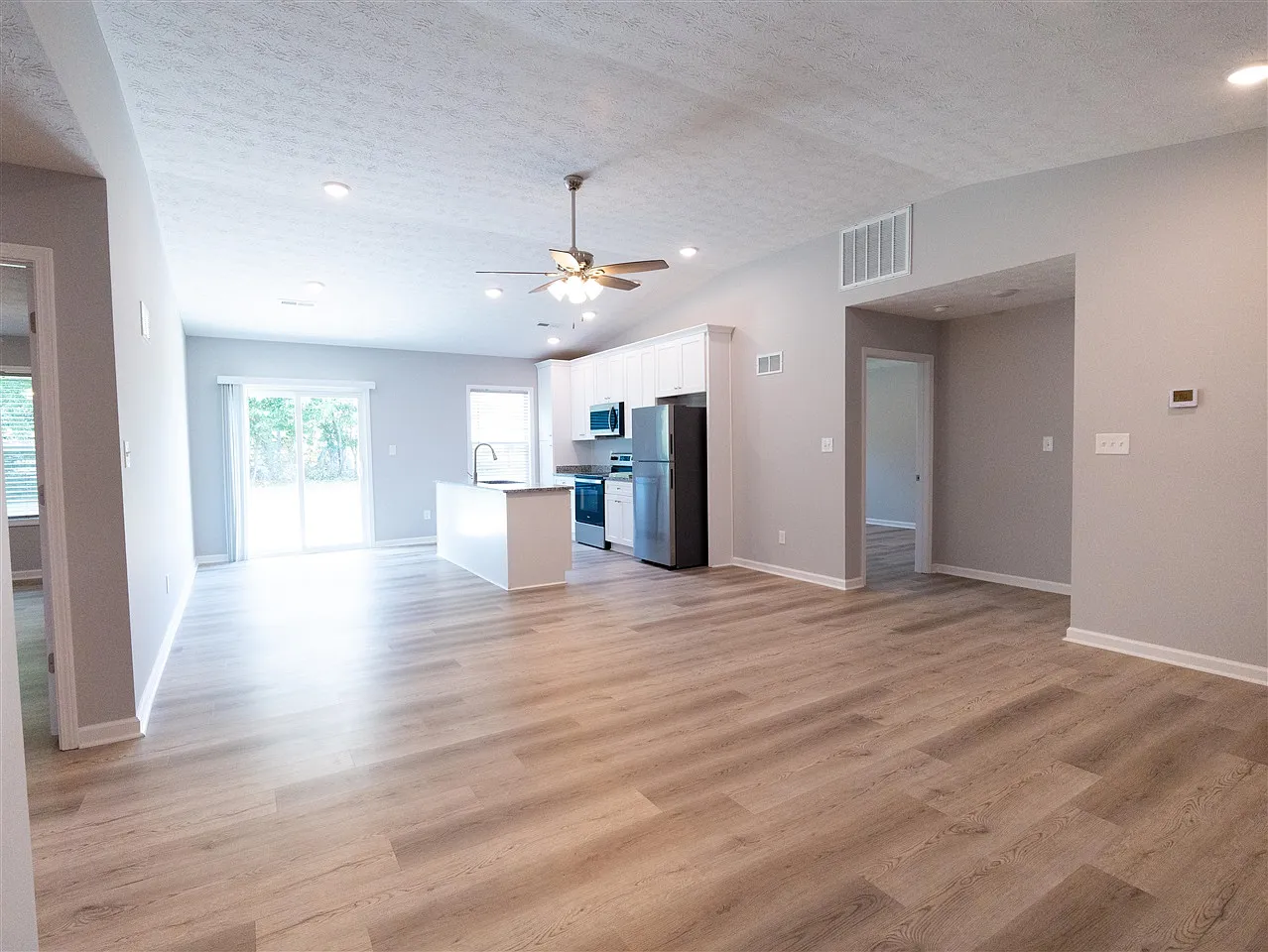 3 bed, 1448 sqft, $1,899 — Photo 2