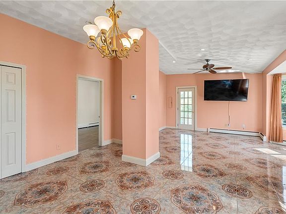 2nd image of 394 Great Rd #3