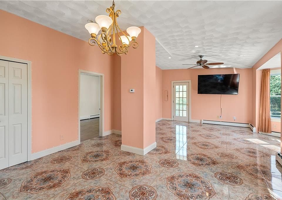 1st image of 394 Great Rd #3