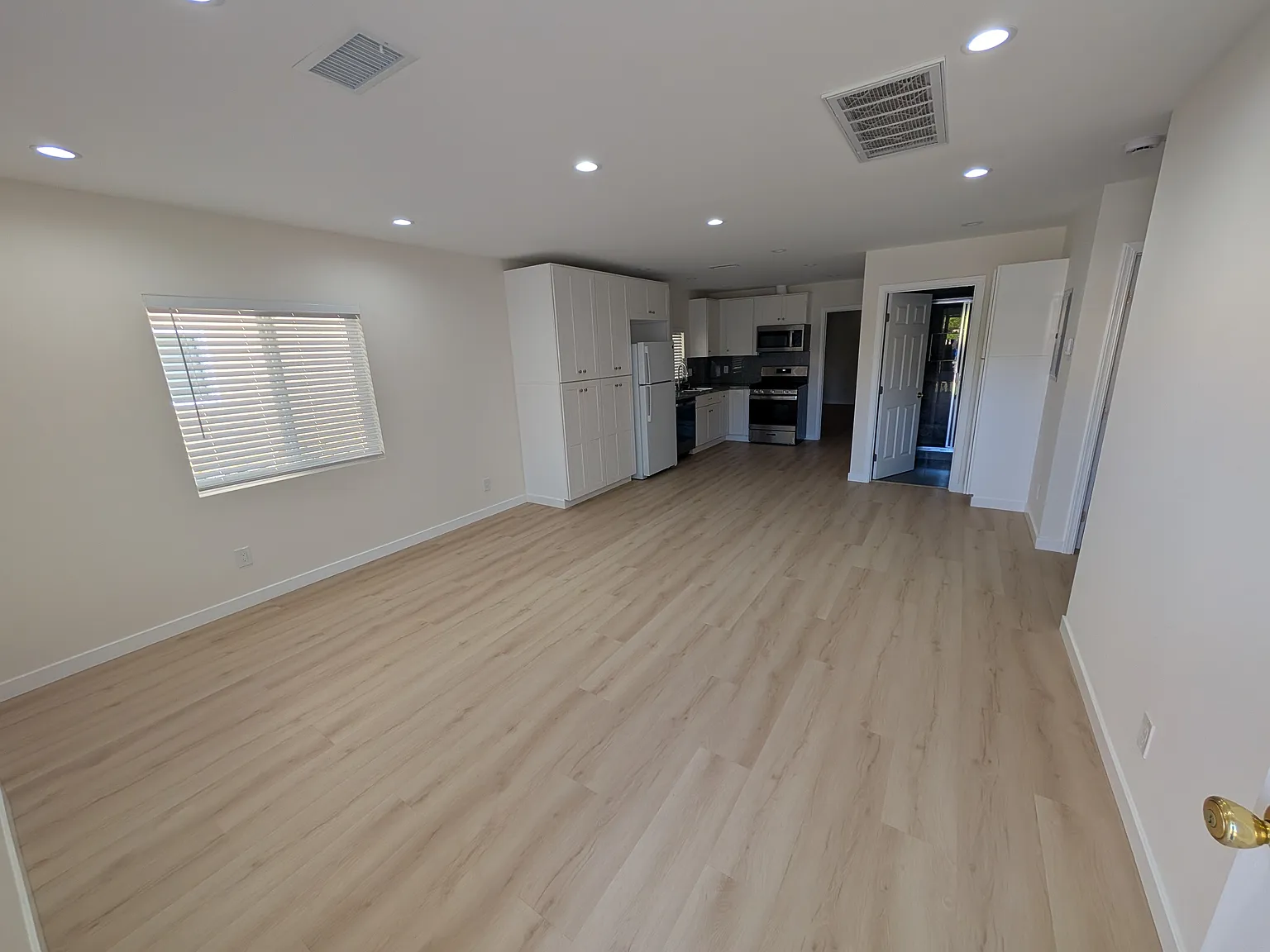 3 bed, 1100 sqft, $4,400 — Photo 2