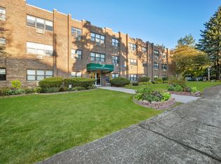 696 Elm Pl, Highland Park, IL 60035