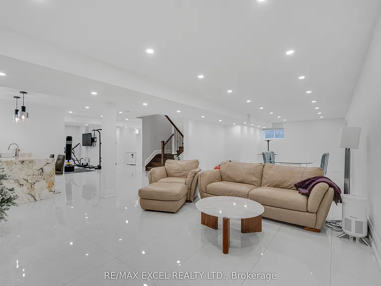 49 Kenton Dr — Photo 37