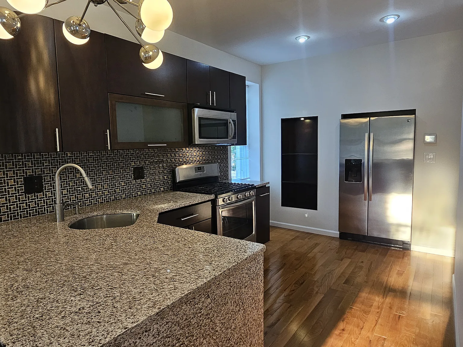 2 bed, 860 sqft, $2,900 — Photo 2