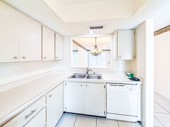 5th image of 2604 Woodgate Ln #J-6