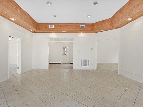 4th image of 1028 Broadway St