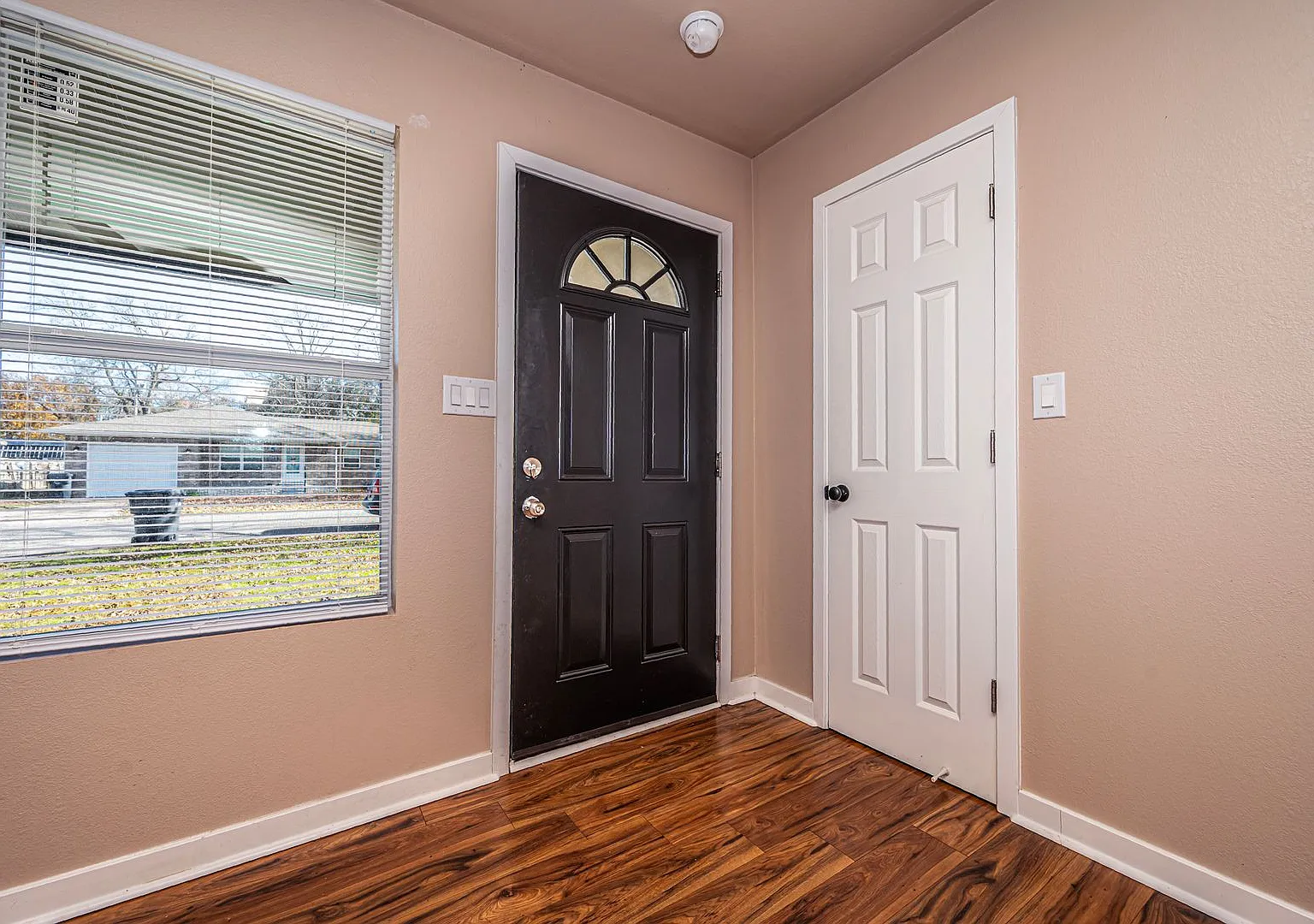 Updated 3 Bedroom with Fenced Yard — Photo 4