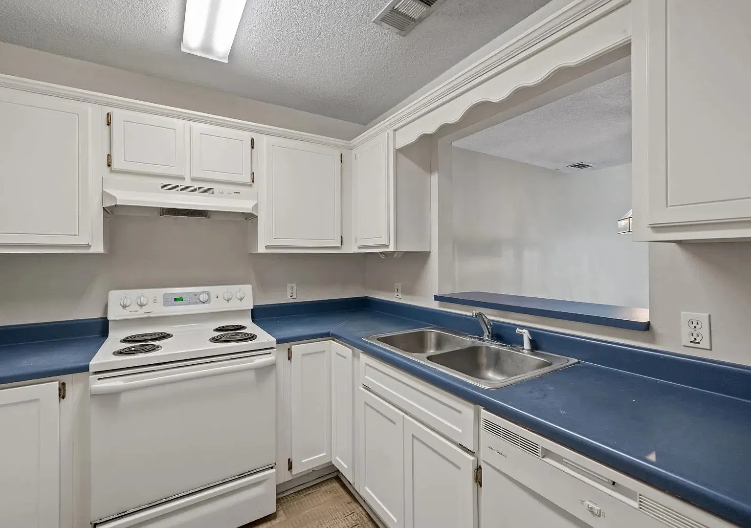 125 Town Park Dr — Photo 2