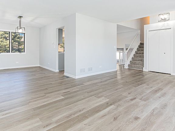 3rd image of 829 Wildwood Dr