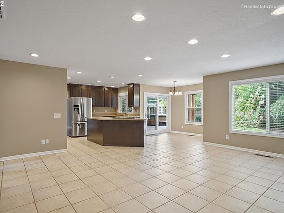 4th image of 2188 NE Lindsey Dr