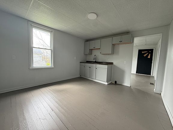 2nd image of 2487 Walnut St