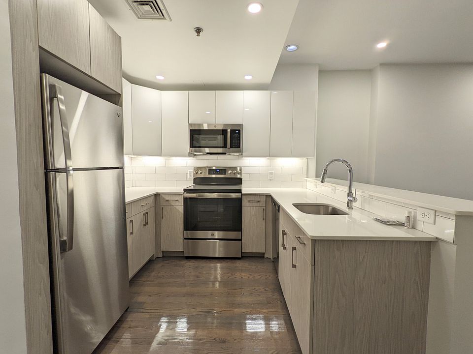 1st image of 1402 Beacon St APT 3
