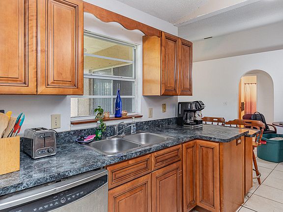 4th image of 1219 Rolling Meadows Dr