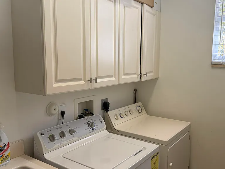 210 NE 69th Cir — Photo 25