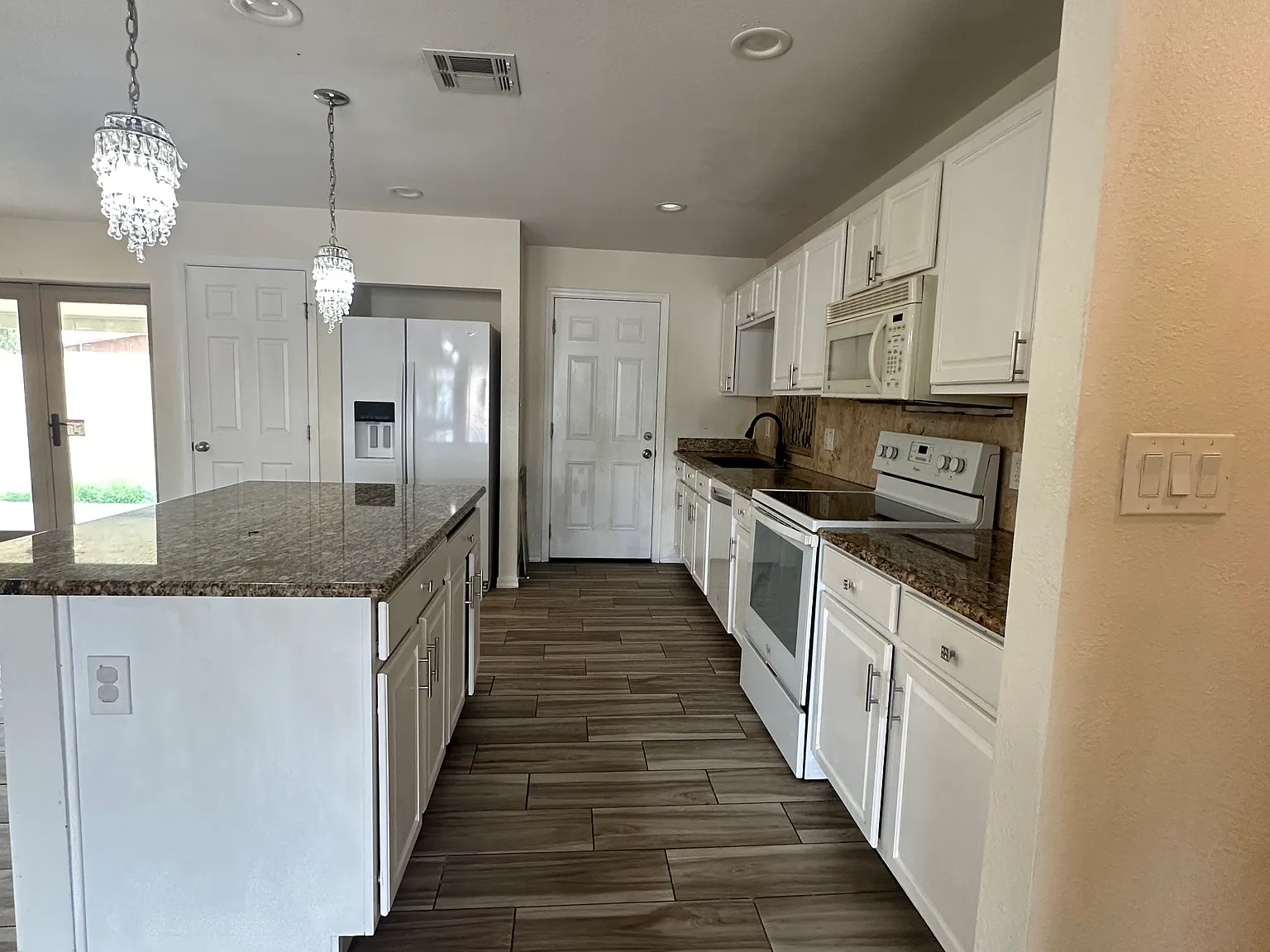 3 bed, 1332 sqft, $2,000 — Photo 3