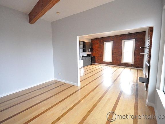 4th image of 1131 N High St
