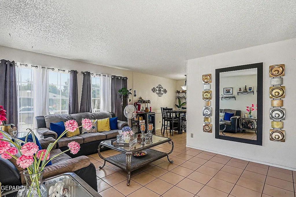 3 bed, 1.5 bath, 1030 sqft, $1,600 — Photo 1