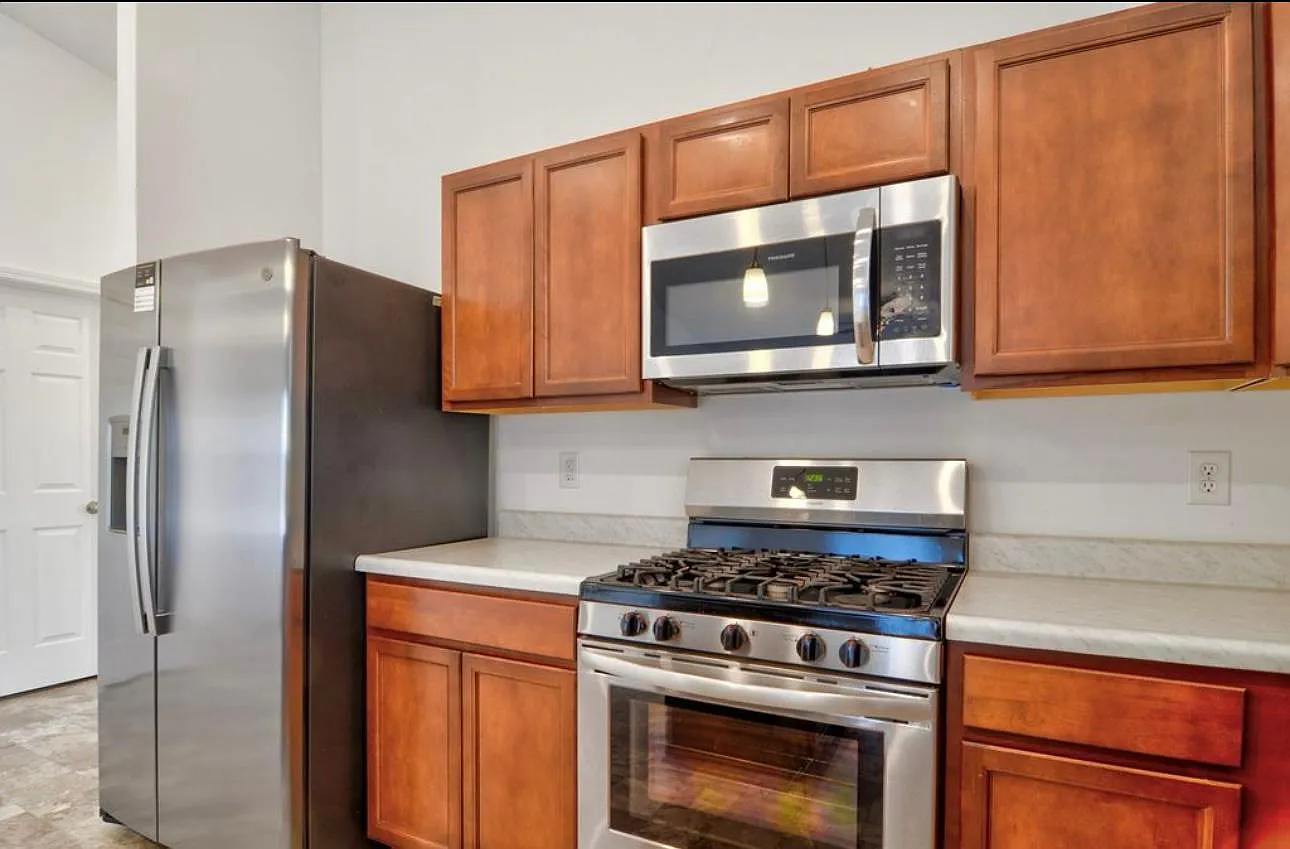 3 bed, 1618 sqft, $2,200 — Photo 3