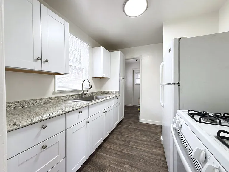 Single Level Cottage Near Downtown! — Photo 6