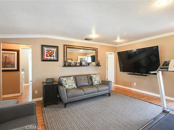 3rd image of 4616 N Roxburgh Ave