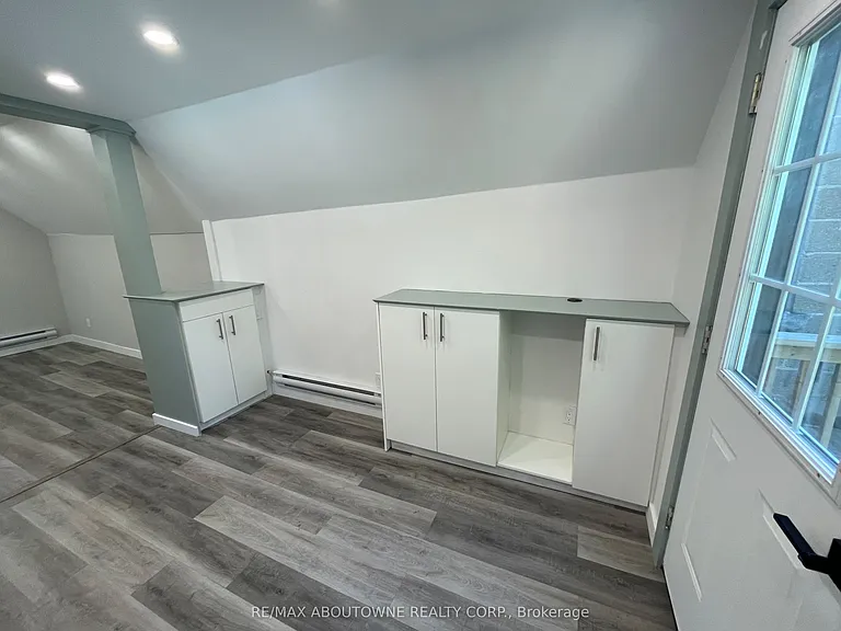 759 Barton St E — Photo 18