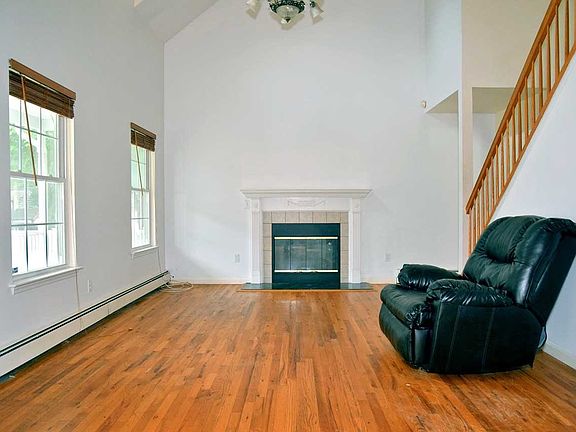 4th image of 42 Vehslage St