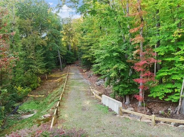 42 Far Horizons Dr, Easton, CT 06612