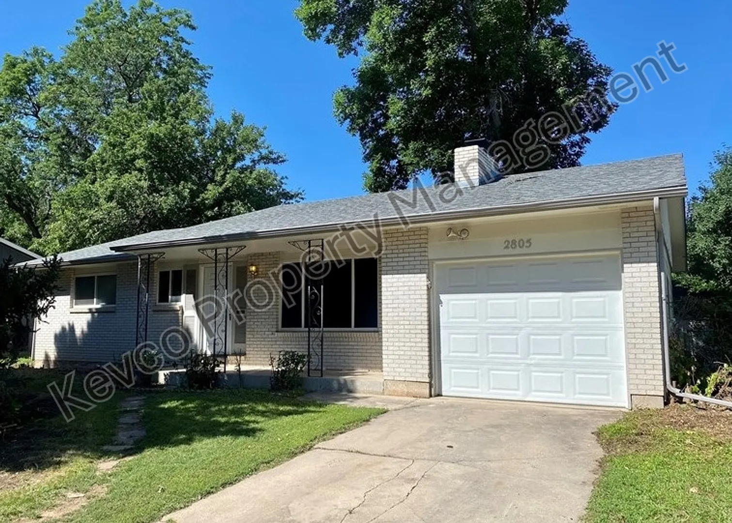 More Space. More Living. Huge 4 Bed House! — Photo 1