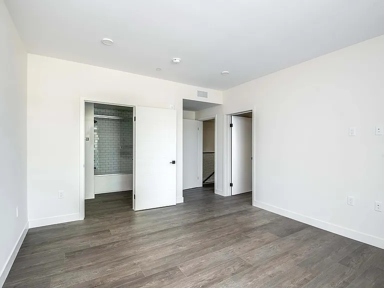 6120 Woodman Ave #101 — Photo 27