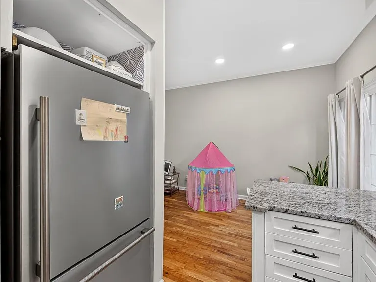 312 W 10th St — Photo 22