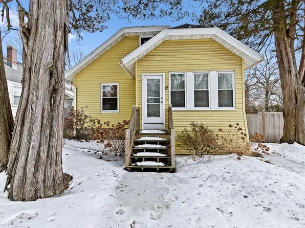 17 Woodland St, Methuen, MA 01844