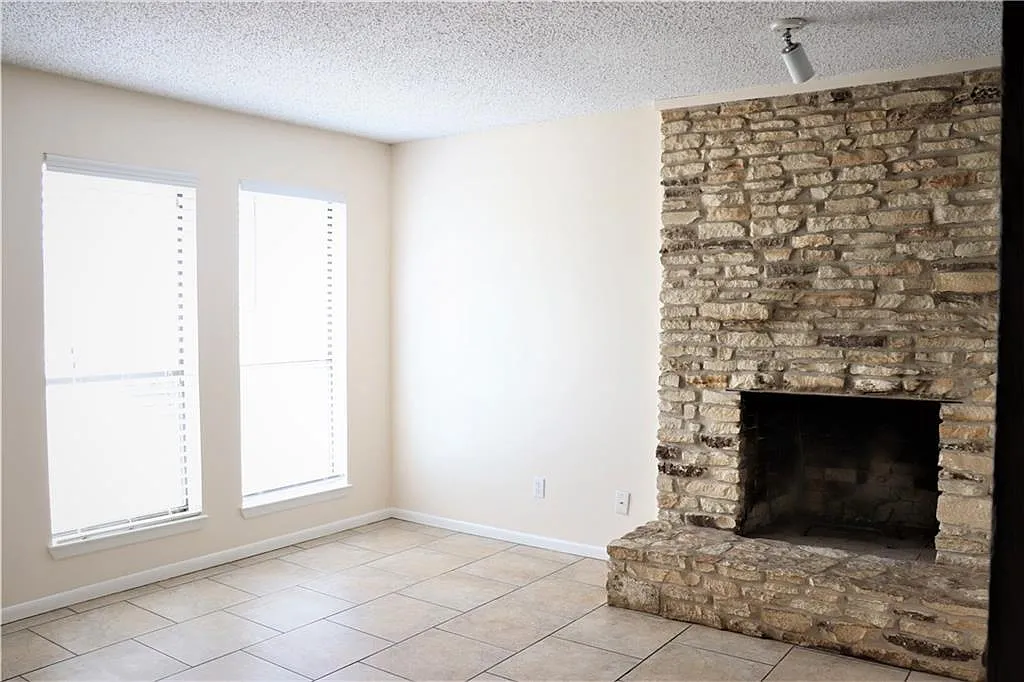 2 bed, 1.0 bath, 1030 sqft, $1,250 — Photo 2