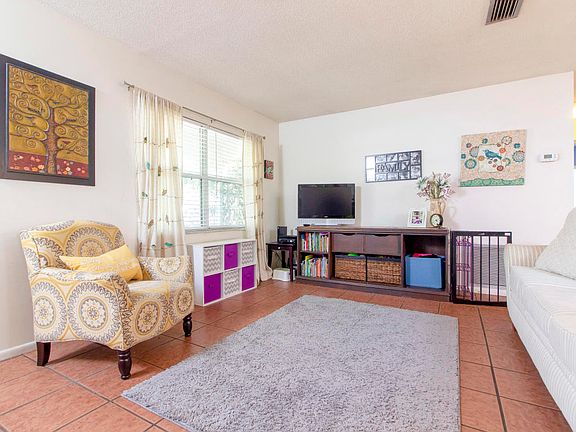 3rd image of 904 Santa Clara Ave