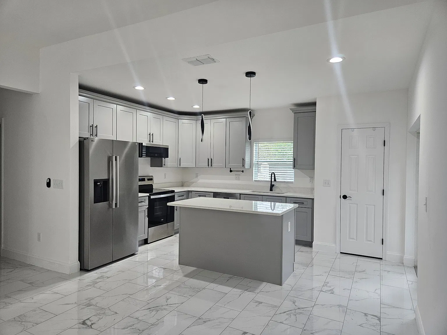 3 bed, 1600 sqft, $2,650 — Photo 2