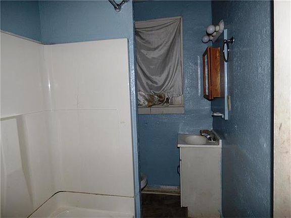 3rd image of 1332 Oakland Ave
