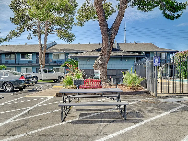 4050_Palos Verdes St-4