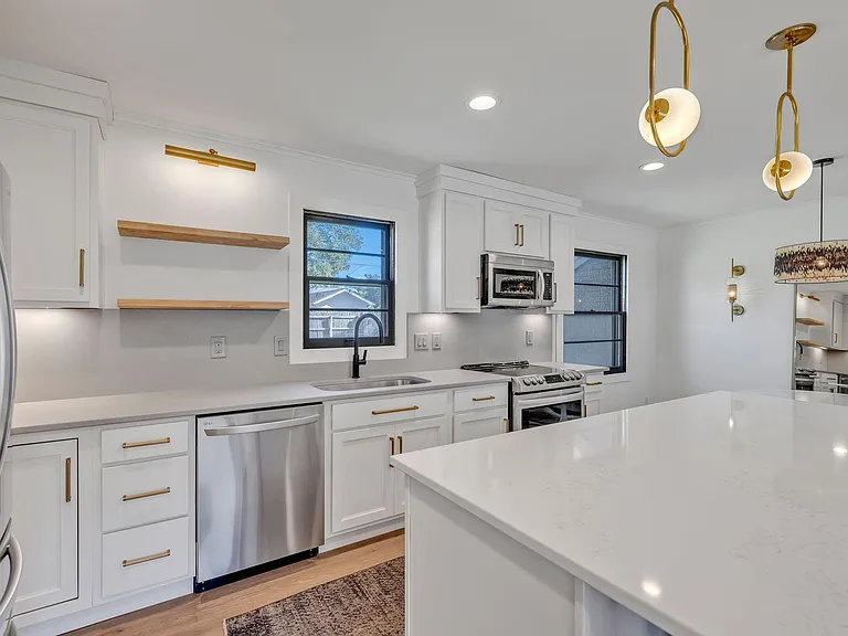 313 James Ave — Photo 23