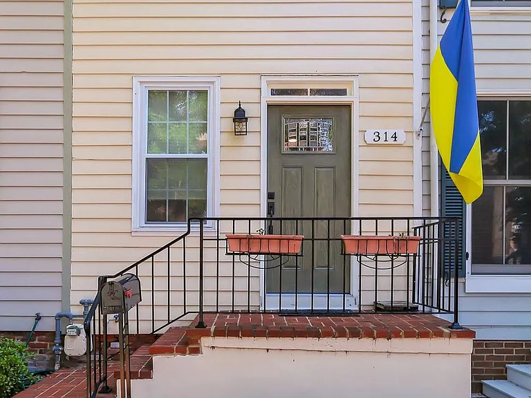 314 S Alfred St — Photo 3