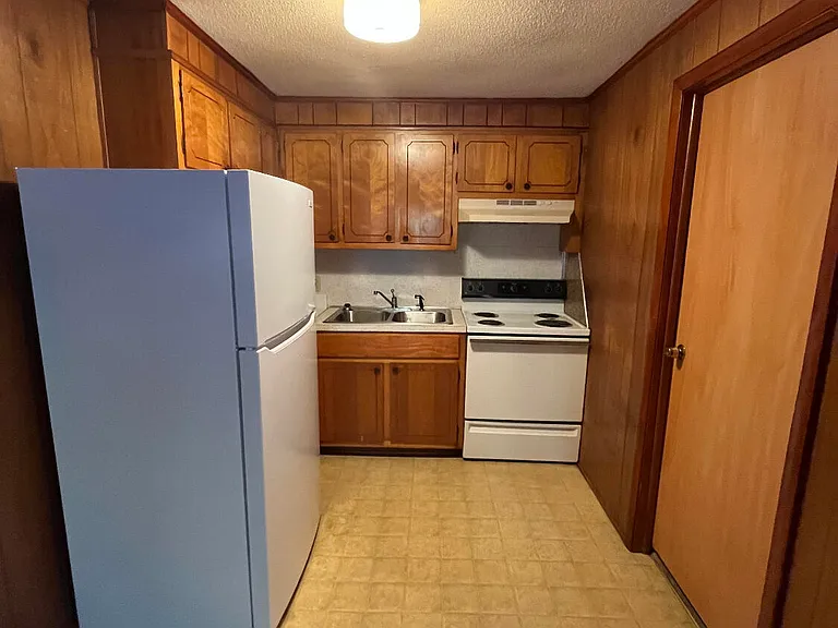 70 Franks Ct #4 — Photo 4