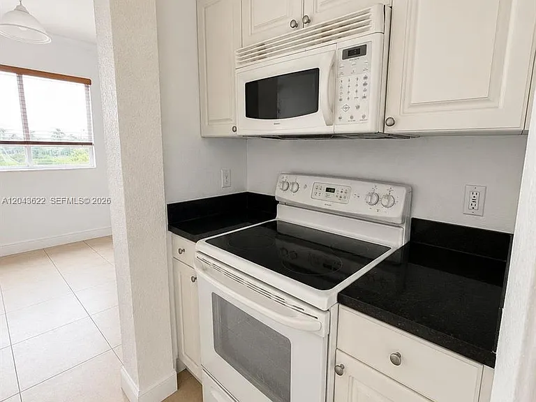 21100 SW 87th Ave #304 — Photo 6