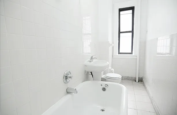 Rented by Park Property Advisors | media 6