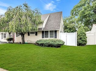 35 Elves Ln, Levittown, NY 11756