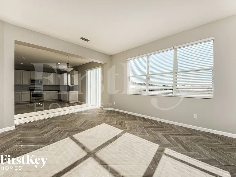 796 Lakeview Pointe Dr — Photo 4