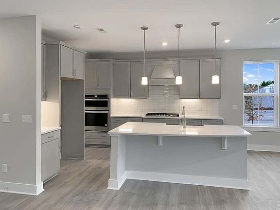 5th image of 321 Carolina St