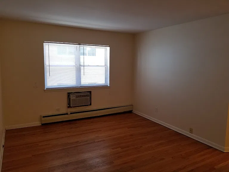1579 N Farwell Ave — Photo 3