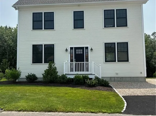 40 Lakeworth Ave, Narragansett, RI 02882