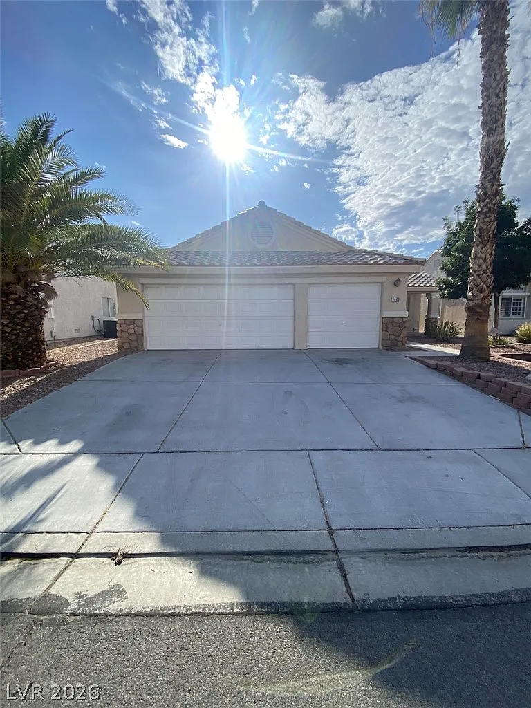 3 bed, 2.0 bath, 1422 sqft, $1,895 — Photo 1