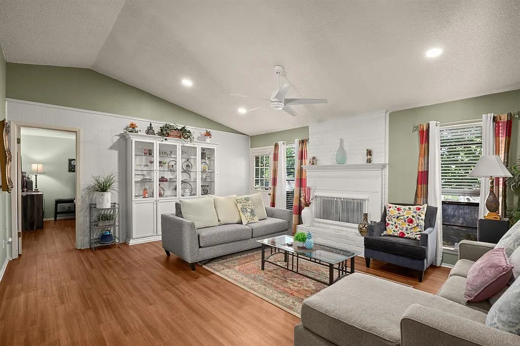 3 bed, 1340 sqft, $1,950 — Photo 1