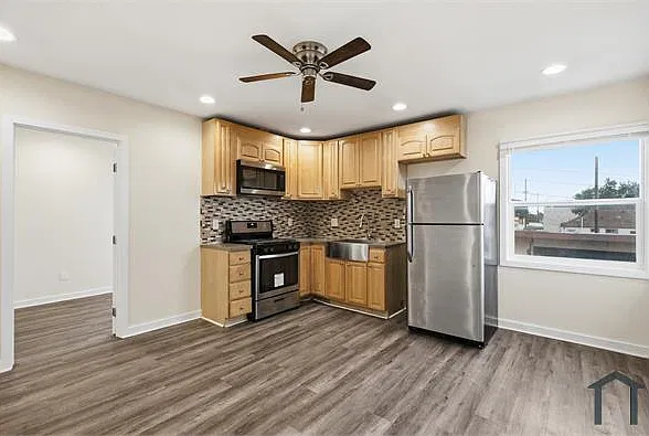 4 bed, $2,995 — Photo 2